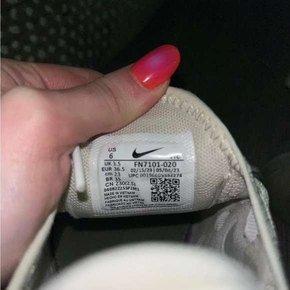 Nike Air Max 270 Shoes - Picture 9 of 9